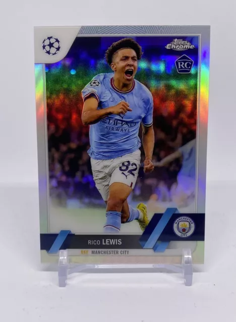 Rico Lewis - Manchester City 2022-23 Topps cromo refractor UEFA novato de radiocontrol #163