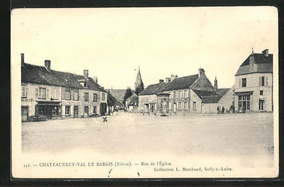 CPA Chateauneuf-Val-de-Bargis, Rue de l´Église, vue de la rue