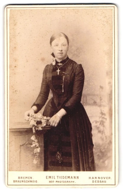 Fotografie Emil Tiedemann, Bremen, Richtweg 12, junge Dame mit Kreuz-Anhänger &