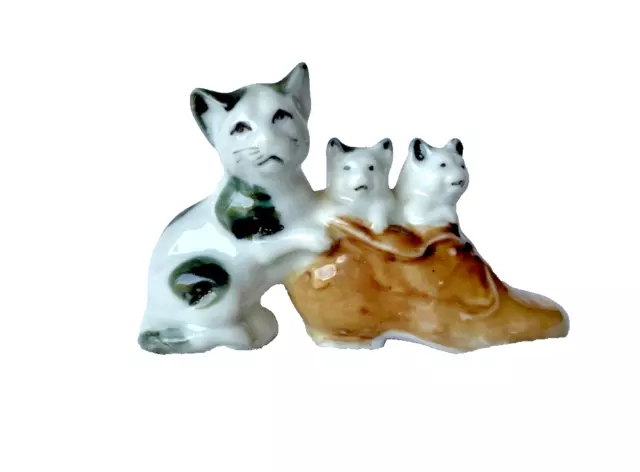 Vintage Calico Mama & Kittens Brown Shoe Porcelain Figurine 2”T 3”W Blk/W