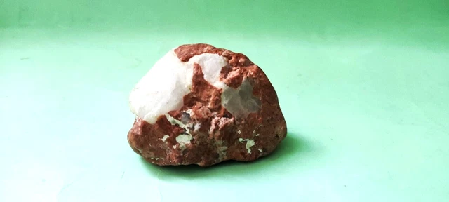 100% natural quartz stone, weight 158 ​​g, white crystal, beautiful stone