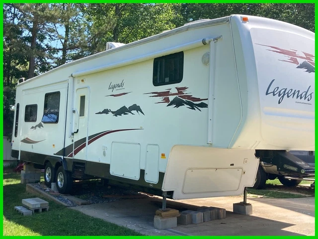 2008 Pilgrim International LEGENDS 36 SA3S 5th Wheel 36' 3 Slides Sleeps 4