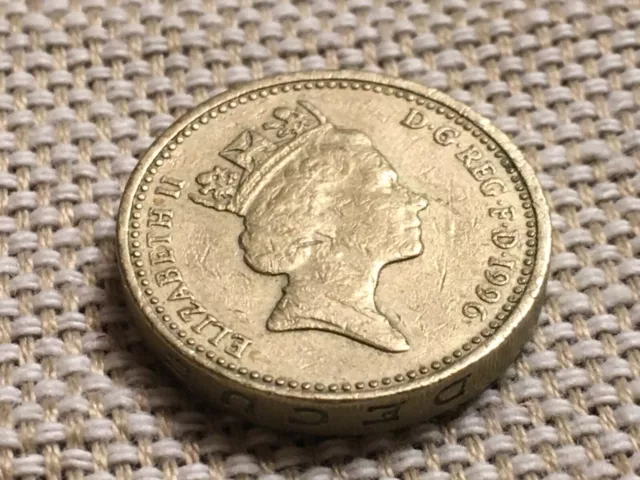 1996 QUEEN ELIZABETH II ONE POUND COIN WITH ERROR Upside Down Writing On Edges