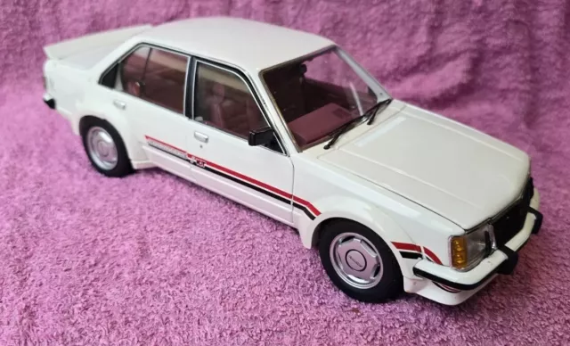 1:18 Biante Holden HDT VC Commodore, Palais White 1980 Brock. FACTORY SECOND