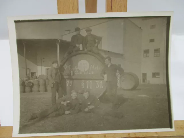 Foto „Gruppenbild Brauerei Arbeiter Festbier Fass – Hopfe Malz Gott erhalts 1931