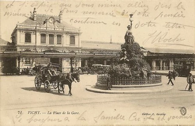 Cpa Vichy La Place De La Gare