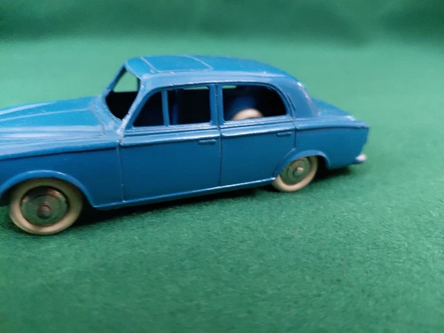 Dinky toys Peugeot 403 berline à vendre