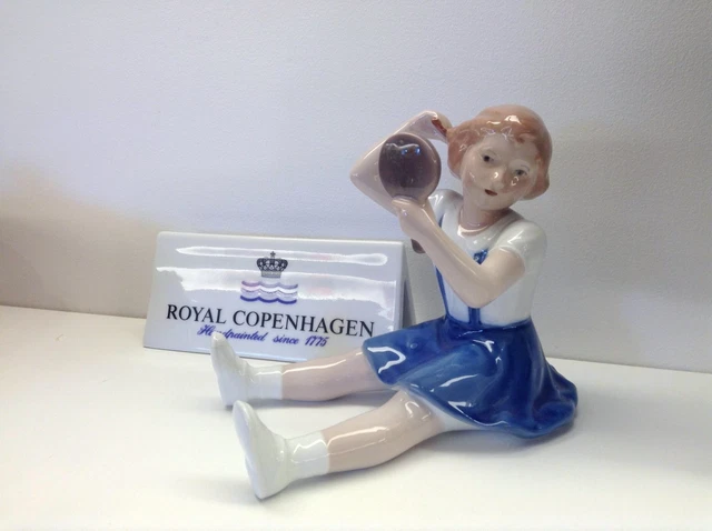 Royal Copenhagen - Lotte Benter - Figure - La Ragazza Di Amager Che Lavora A Maglia Porcelain