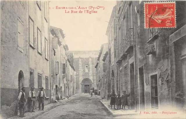 CPA 66 ESPIRA DE L'AGLY LA RUE DE L'EGLISE (pas courant avec hommes et enfants