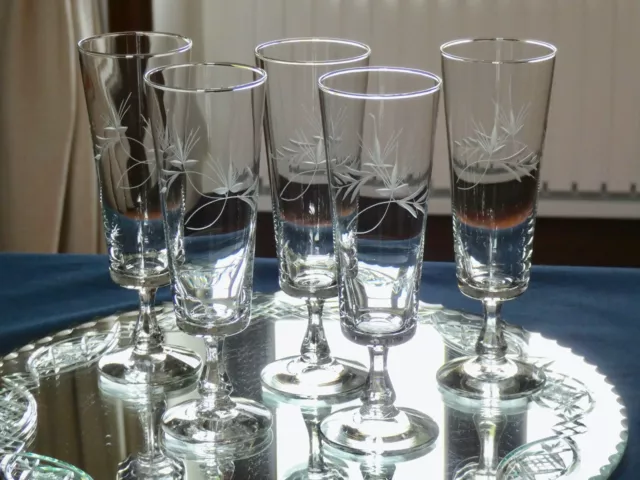 Belle série 5 FLÛTES à CHAMPAGNE en verre gravé joli motif feuillage 2