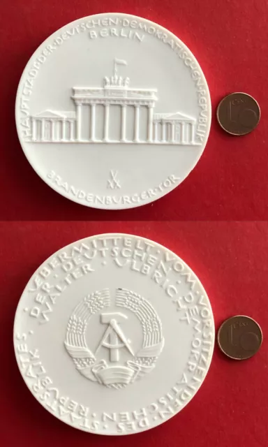 DDR Porzellan Medaille BERLIN Brandenburger Tor Vorsitzenden Staatsrat  ( M2070