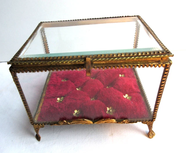 Boite à bijoux Napoléon III, verre biseauté, laiton doré, capiton rouge, 4 pieds