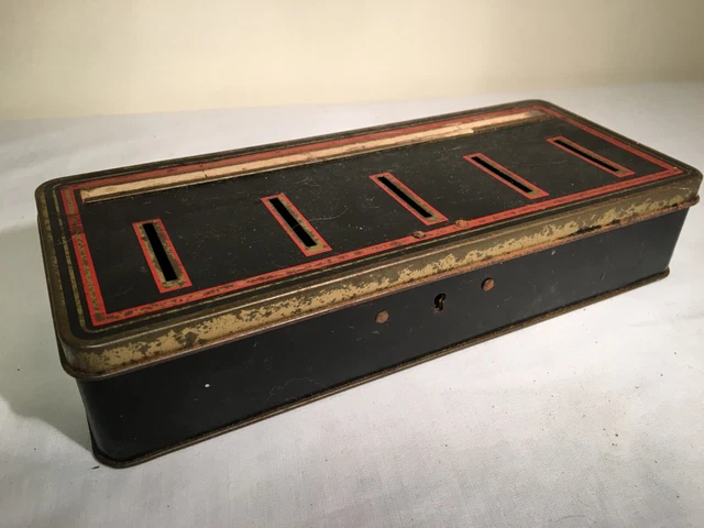 Lata vintage en efectivo Negro con detalles dorados y rojos