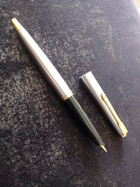 Stylo Plume Broad Parker 45 Flighter Acier et Attributs Plaqué Or Fountain Pen