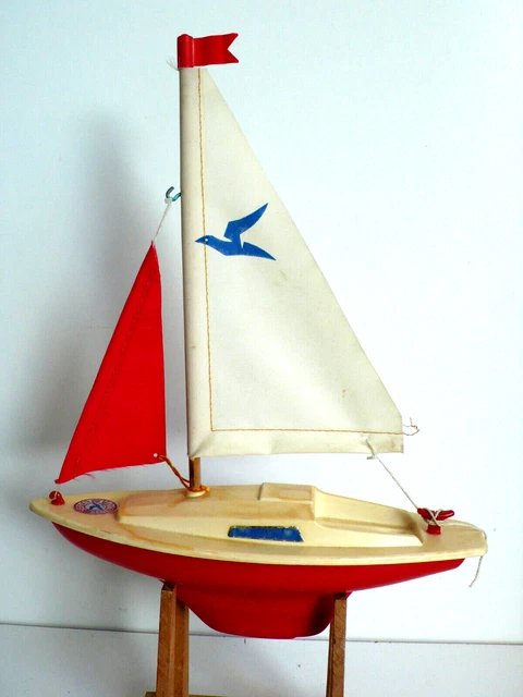 VOILIER DE BASSIN GIRAUD-SAUVEUR MODÈLE F-28 PLASTIQUE Lg 31