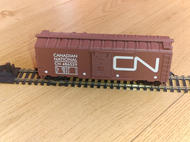 Athearn HO Scale CN Rail Box Car - Sliding Doors 2