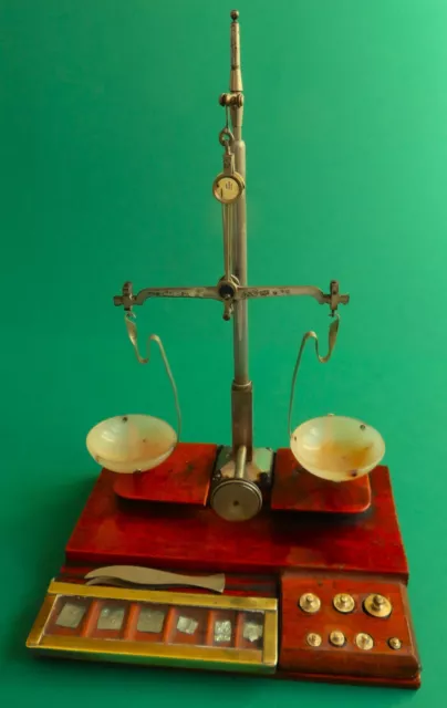 Aus Alt - Wiener Apotheke:  Originale Apotheken - Feinwaage  um 1935 + Gewichte
