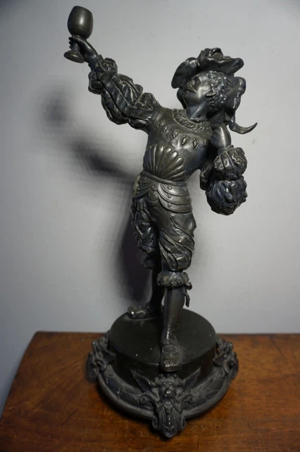 Antiguo historicismo figura de metal mosquetero noble con cáliz animales de fábula alrededor de 1880