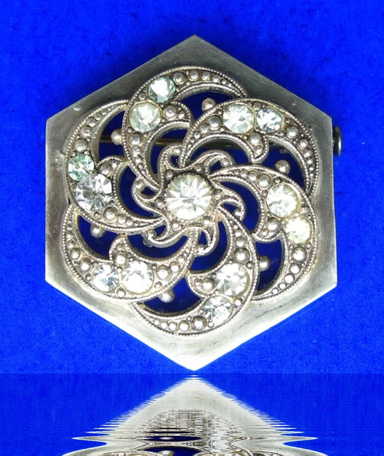 vintage BROCHE exagonale métal argenté découpé décor rosace agrénenté de strass
