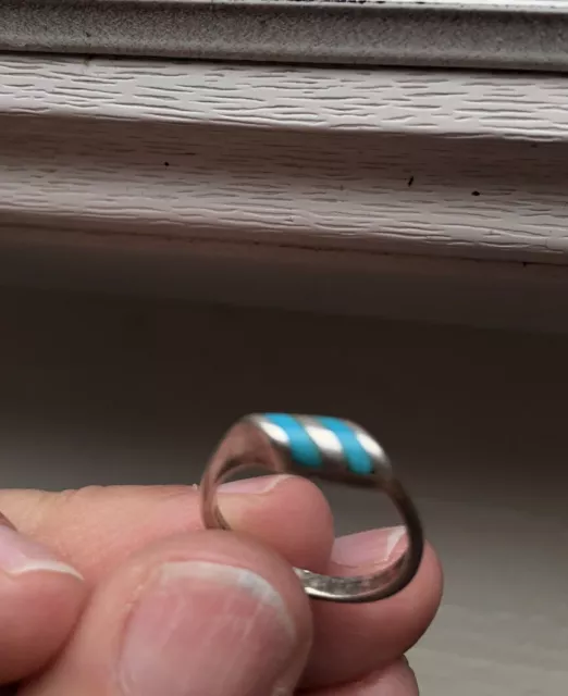 Très jolie petite bague en argent massif avec deux très belles turquoises,