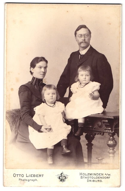 Fotografie Otto Liebert, Holzminden a. W., bürgerliches Paar mit ihren Zwilling