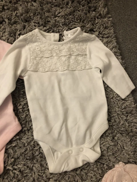 Pacchetto cappello gilet pigiama bambina George & Next età 0-3 mesi 4