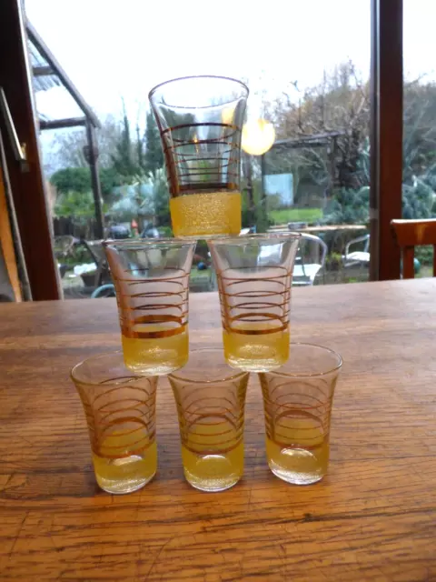 serie de 6 petits verres à alcool fort avec liserés dorés et base granité jaune