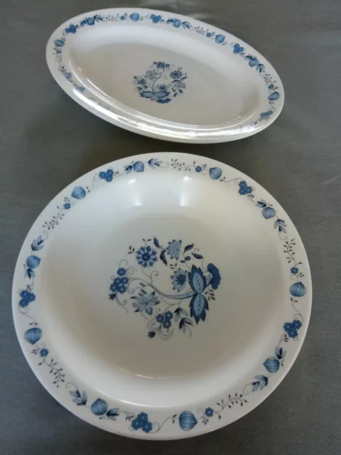 2 Plats Arcopal Serie Aster - 1 Rond Et 1 Oval Vintage Des Annees 1970