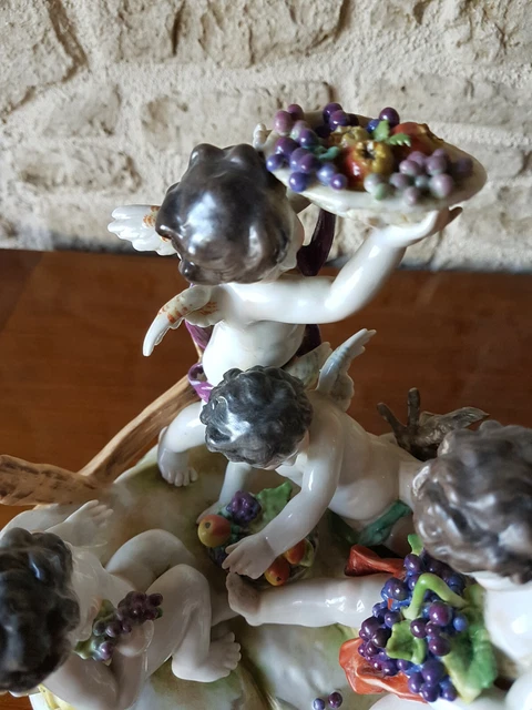 Grand Groupe Porcelaine Capodimonte Signe  Allegorie De Saison  4 Puttis Ailes 2