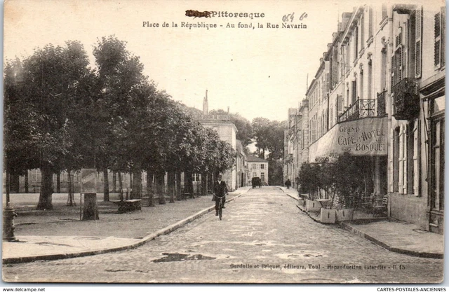 54 TOUL - place de la republique, au fond la rue navarin