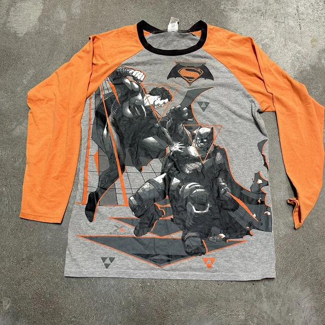 Batman Vs Super man Tshirt Men’s Medium Long Sleeve