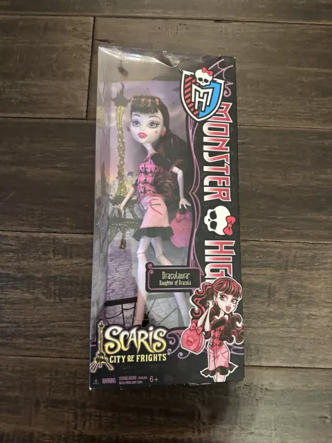 Y0396 - Draculaura Monster High - Scaris Coleção City Of Frights - Fantasy  Play Brinquedos Tudo em Playground 