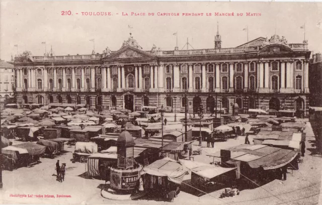 CPA -31-  TOULOUSE - La Place du Capitole pendant le Marché du matin.