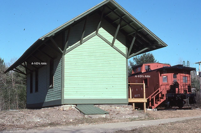 Orig slide D&H Delaware Hudson caboose 35872 + station Kings NY 1991  BIN