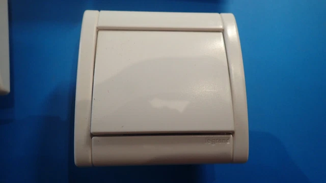 Interrupteur Poussoir Simple Doigt Legrand SAGANE 85600 - Finition Blanc Kozi Opalis - Neuf (peut être Sans Emballage Ou Avec Défaut Mineur)
