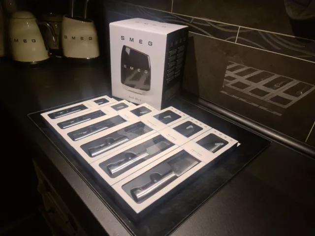 SMEG ❤️ blocco coltelli incl. 6 coltelli nuovo IMBALLO ORIGINALE in nero stile retrò Santoku ✅️ ❤️