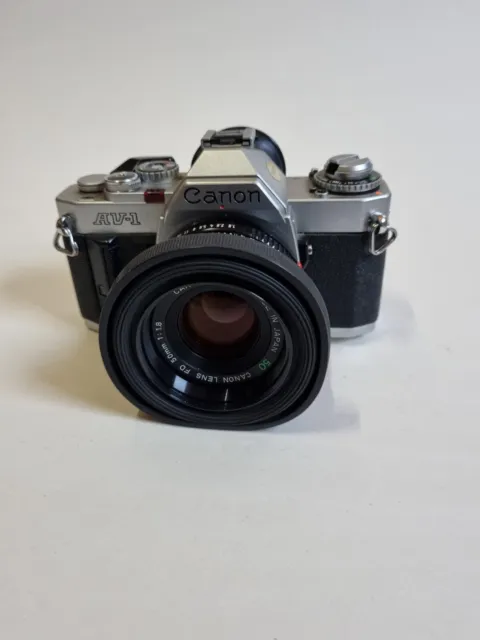 Canon AV-1  Filmkamera mit einem Canon FD 50 mm 1,8 Objektiv