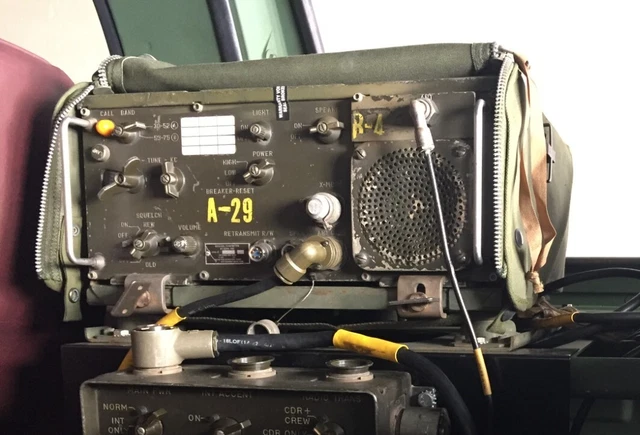 Equipement Militaire Ancien - Emetteur / Récepteur UHF RT-323A/VRC-24 - Fonctionnel