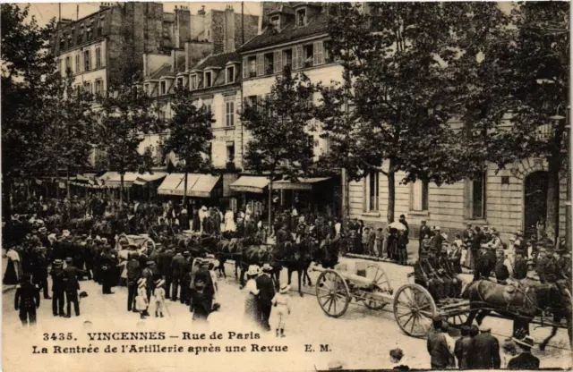 CPA VINCENNES Rue de Paris La Rentree de l'Artillerie after a Revue (509498)