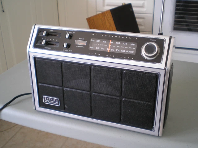 ZENITH PORTABLE AM FM radio model RH 76Y, AC or battery, made in Taiwan ...