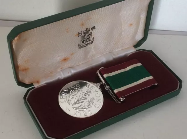 vintage womens voluntary service medal￼ boxed