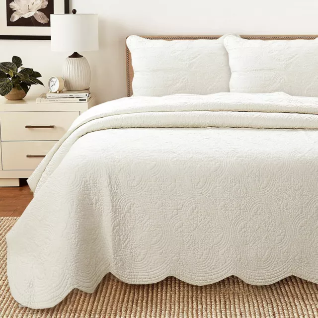 Ivory Matelasse Medallion Scalloped Reversible Cotton Quilt Set Coverlet