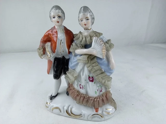 Couple de personnages habillés façon 17 et 18ème siècle en porcelaine ancien