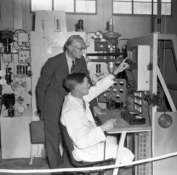 FRANCIS BACON INVENTOR of fuel cell demonstration of inventio 1959