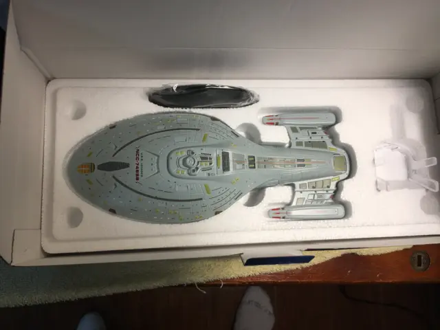 Eaglemoss Star Trek USS Voyager NCC-74656 XL Starship Model *NEW* No magazine