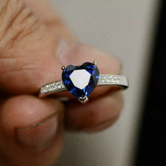 Bague de fiançailles avec saphir bleu créé de 3,00 ct en or blanc 14 carats