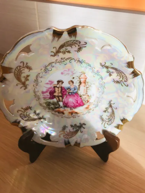 Ancienne Assiette décorative en porcelaine "scène courtisane"