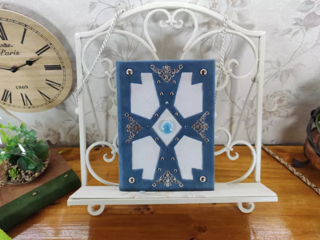 Grimoire A5 en cuir bleu clair avec bille de verre, angles et strass