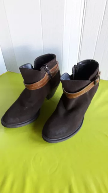 BOTTINES FEMME "GOSH" EN DAIM MARRON POINTURE 36 (2 lanières sur le devant)