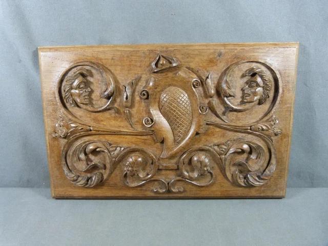 Oak bas-relief carved Renaissance-style decorated with Finial, foliage, heads